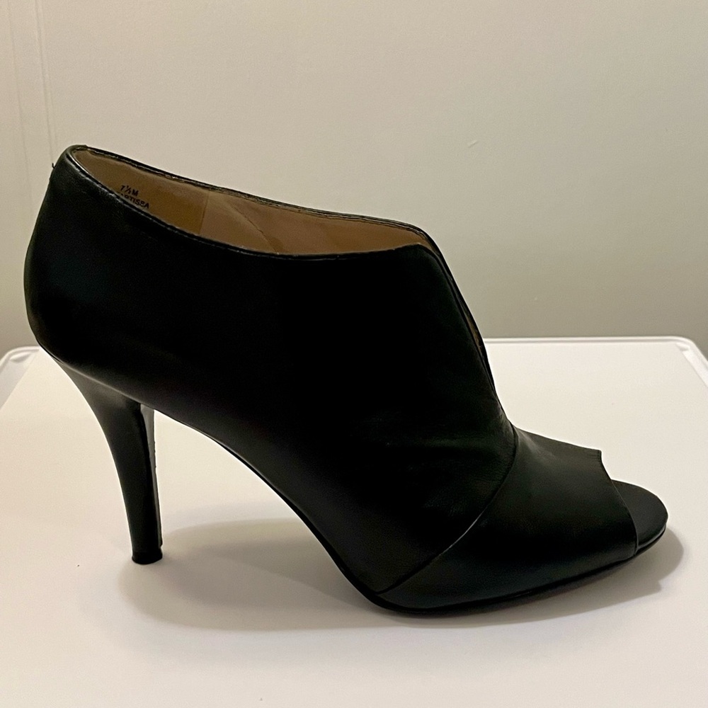 Nine West bootie 7.5 open toe 3- 3/4” heel soft
Leather upper GREAT condition!